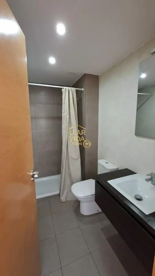 Baño de Piso de alquiler en Lleida con Parquet