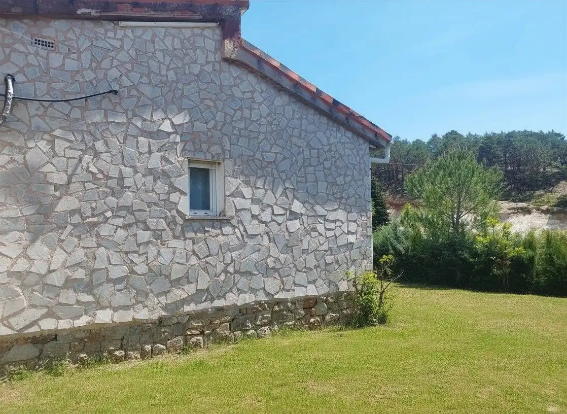Außenansicht von Haus oder Chalet zum Verkauf in Santo Domingo de Silos mit Privatgarten und Terrasse