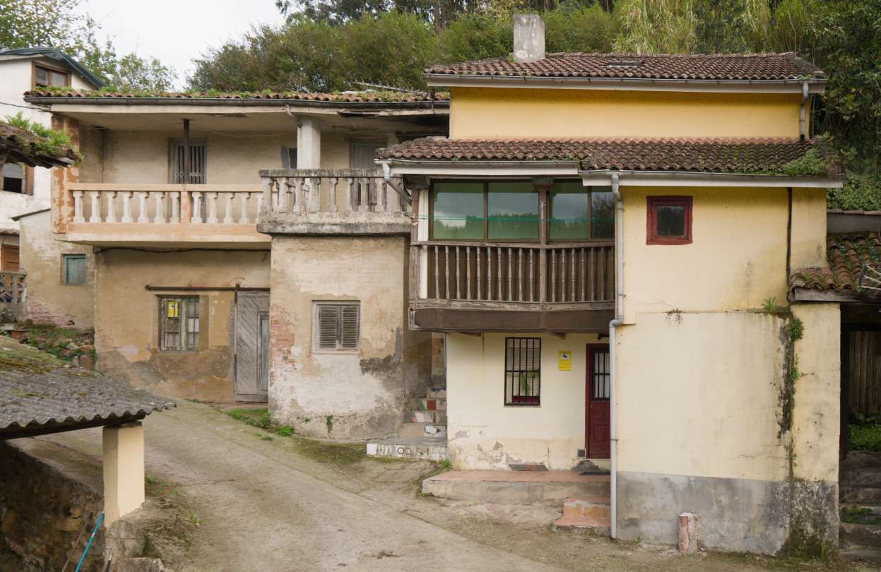 Vista exterior de Casa o xalet en venda en Pravia amb Jardí privat, Terrassa i Traster