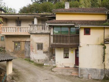 Casa con balcón en venta en Pravia