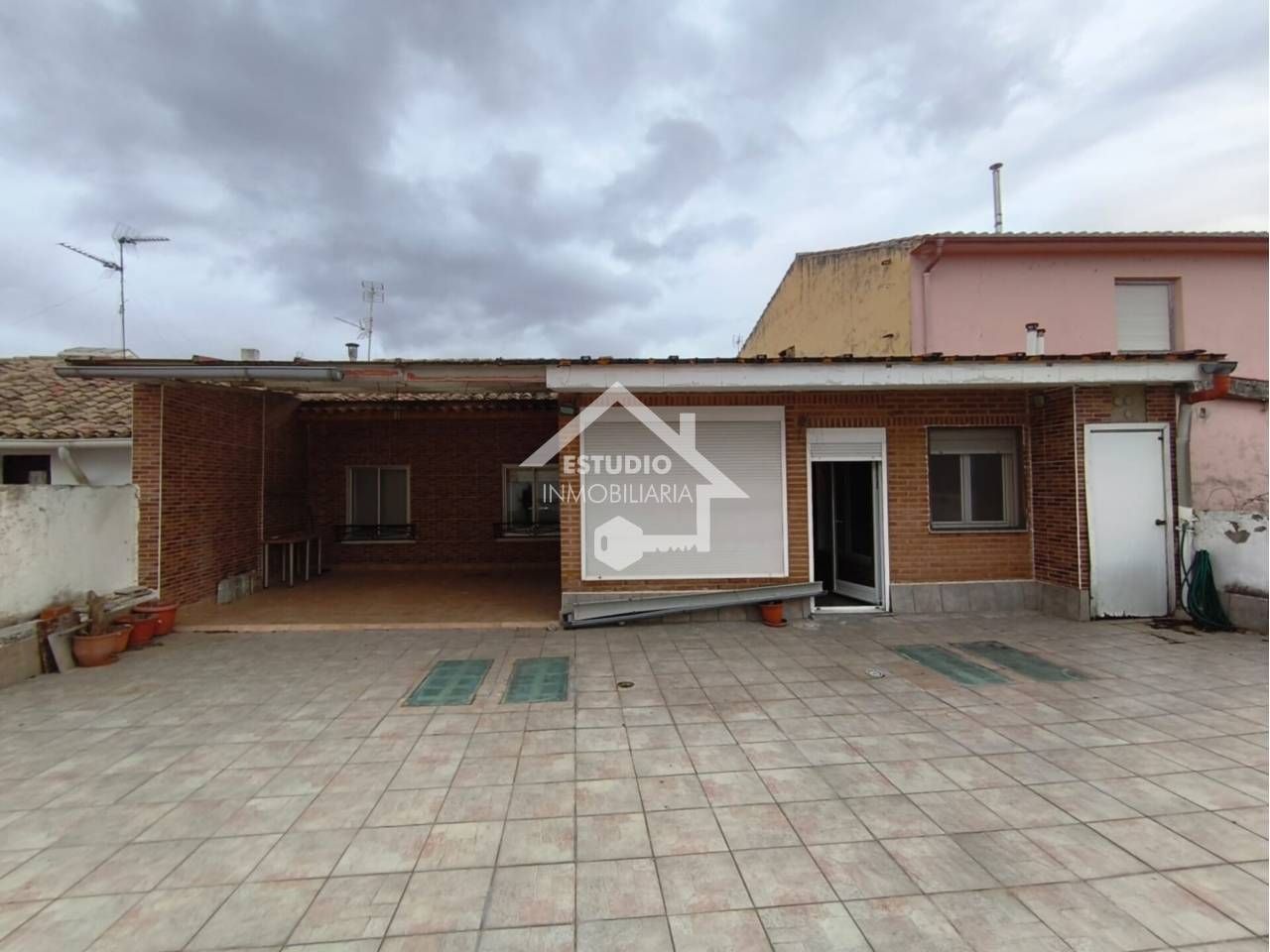 Vista exterior de Casa o xalet en venda en Mendavia amb Calefacció, Parquet i Terrassa