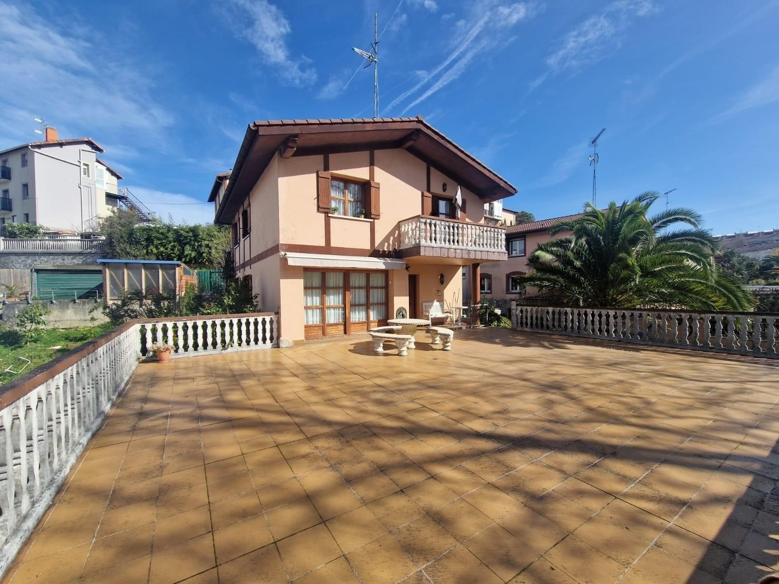 Vista exterior de Casa o xalet en venda en Donostia - San Sebastián  amb Calefacció, Jardí privat i Terrassa