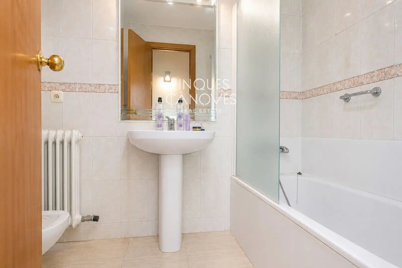 Baño de Piso en venta en Girona con Calefacción, Trastero y Horno