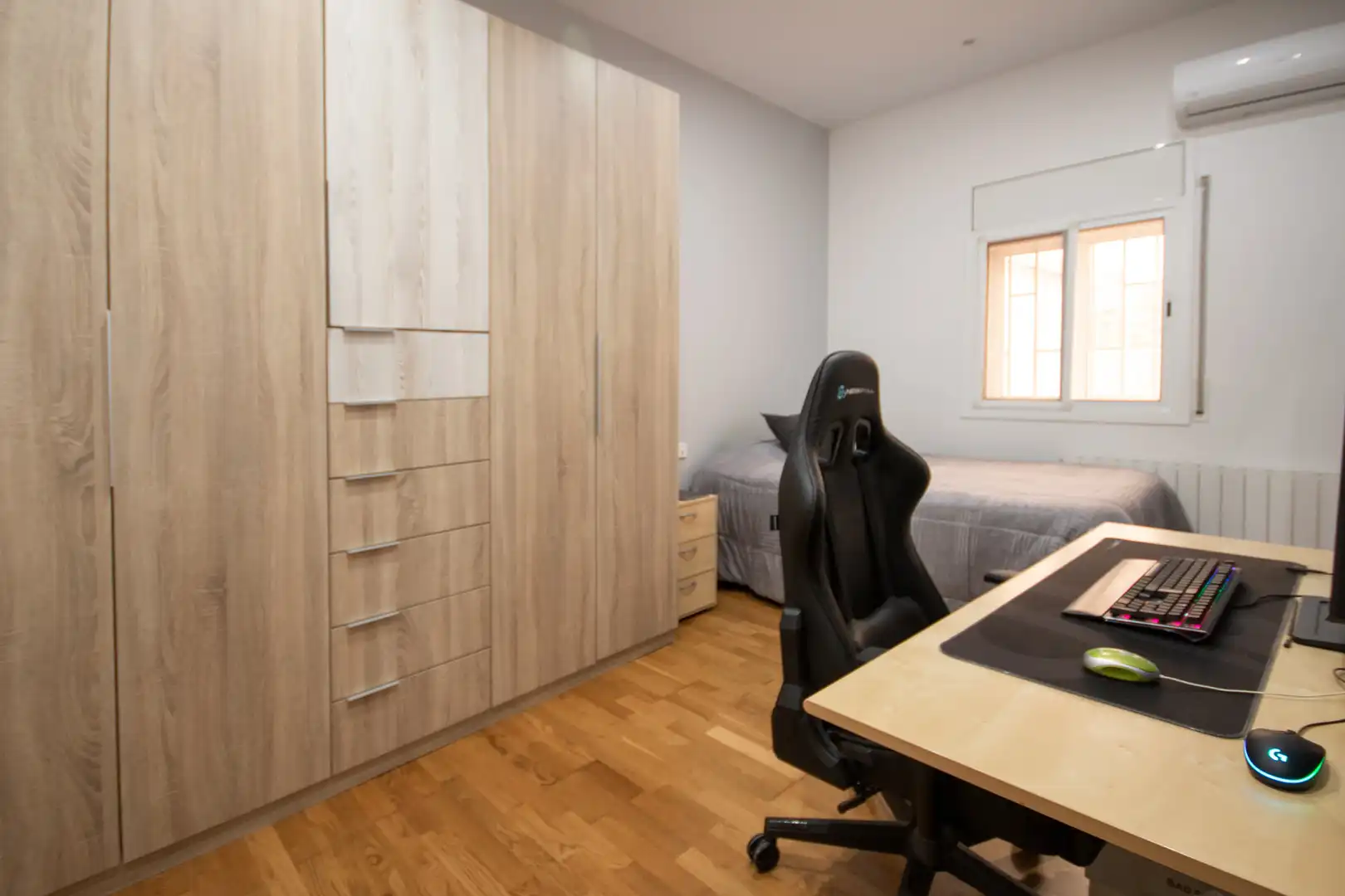 Bedroom of Flat for sale in Barcelona  with Air Conditioner, Heating and Parquet flooring