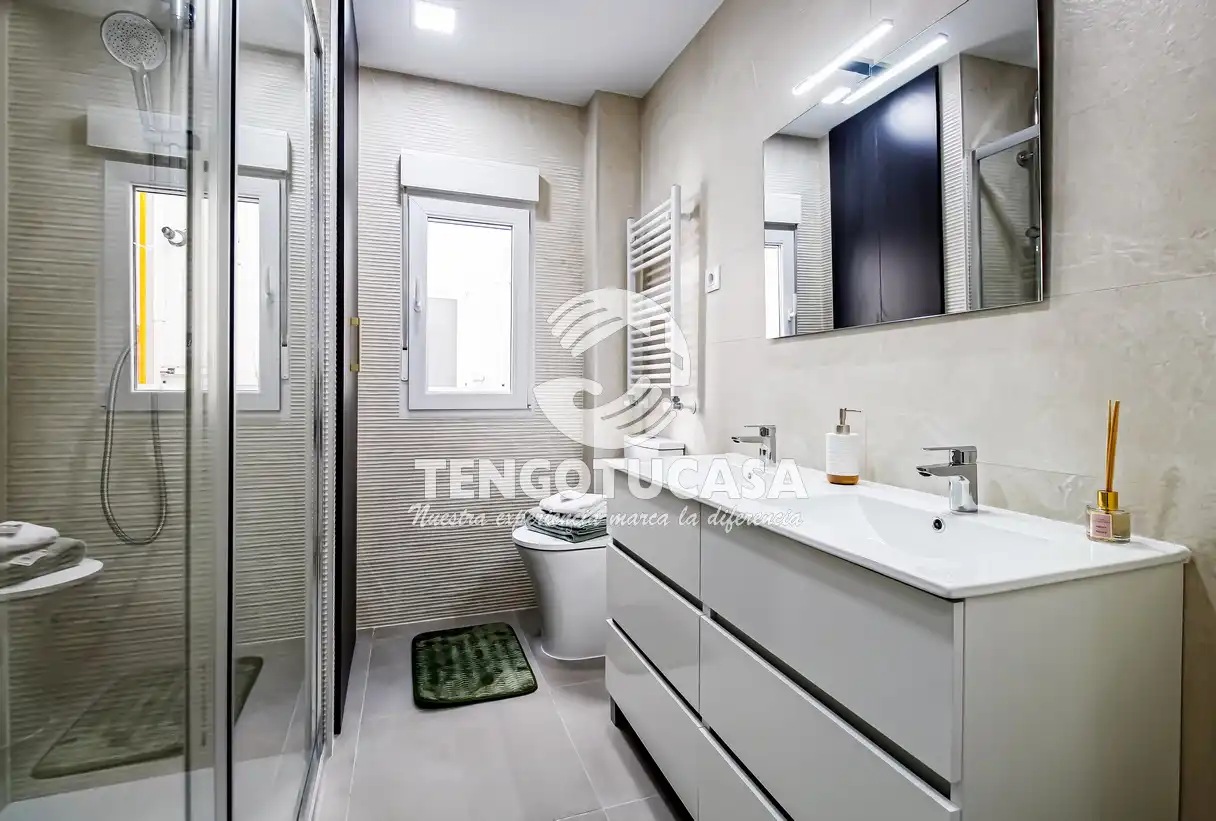 Bathroom of Flat for sale in Madrid  with Air Conditioner, Heating and Furnished