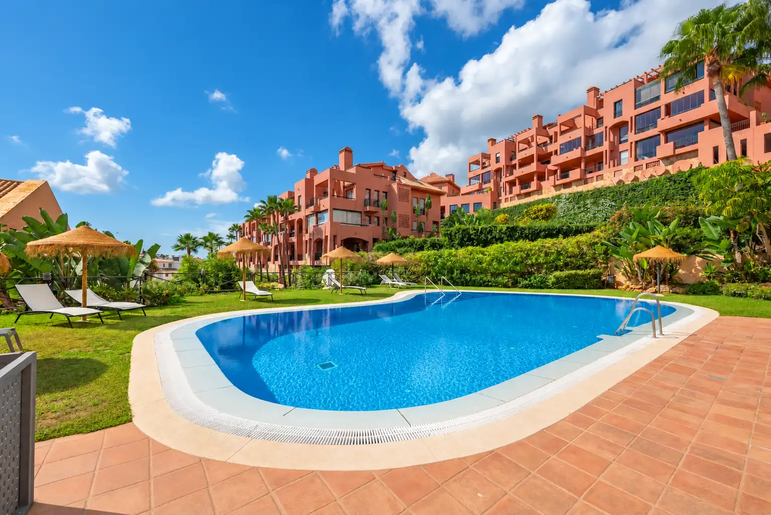 Ground floor with pool for sale in Calahonda