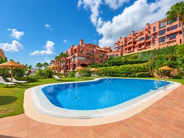 Baixos amb piscina en venda a Calahonda