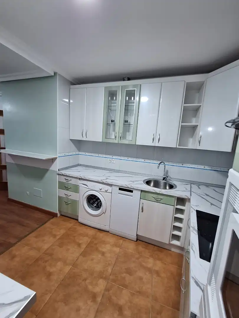 Kitchen of Flat for share in León Capital   with Heating, Parquet flooring and Storage room