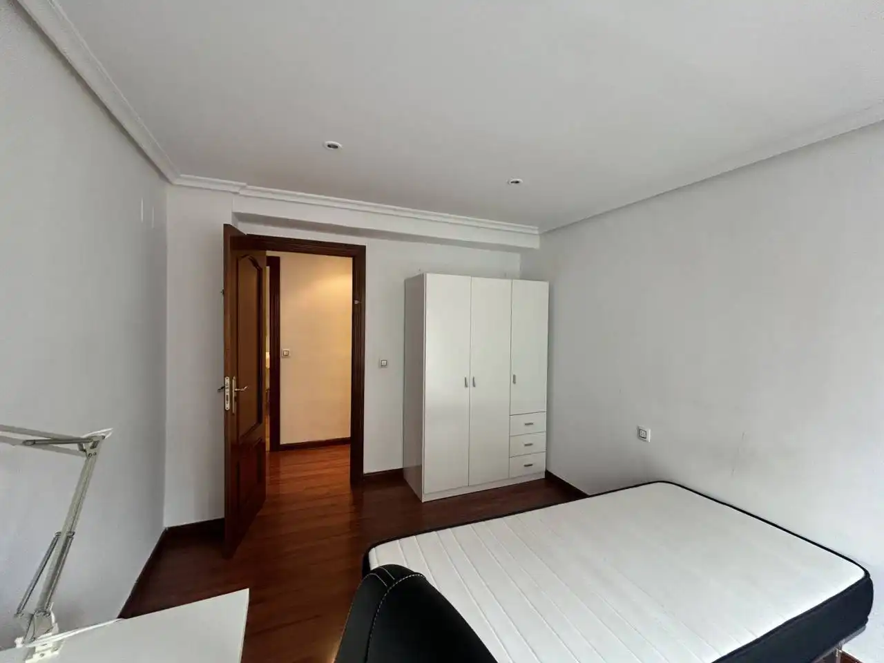 Habitación de Piso de alquiler en Oviedo  con Calefacción y Amueblado