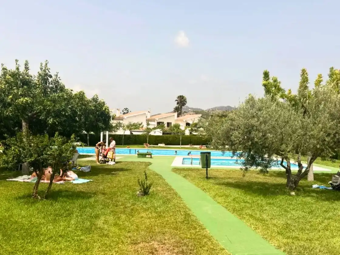 Schwimmbecken von Einfamilien-Reihenhaus zur Miete in Voramar