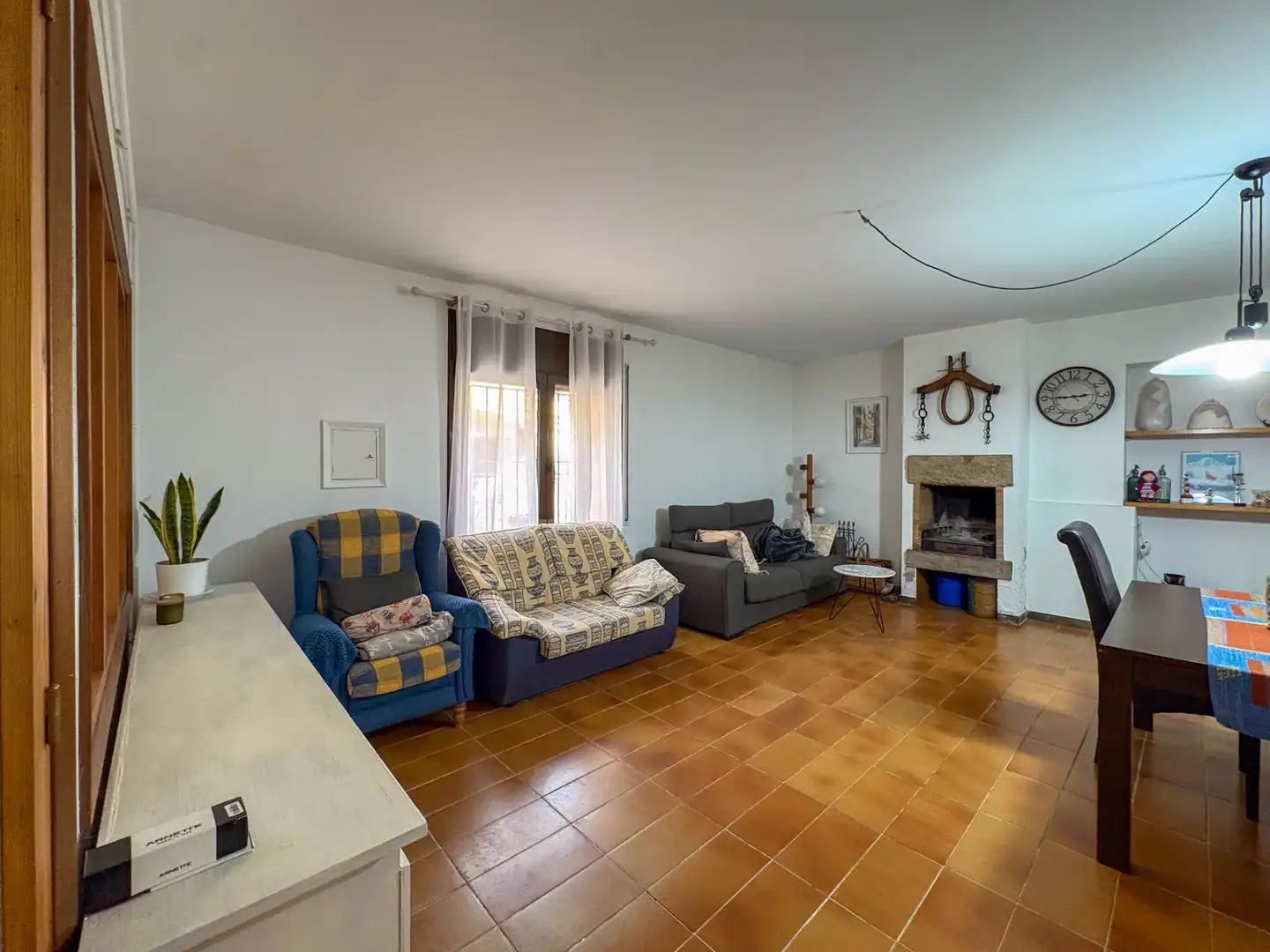 Sala d'estar de Casa adosada en venda en Quart amb Calefacció, Terrassa i Balcó