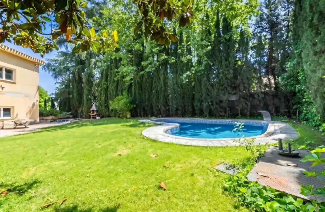 Piscina de Casa o chalet en venta en Madrid con Aire acondicionado, Calefacción y Jardín privado