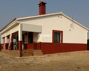 Vista exterior de Casa o xalet en venda en Cáceres Capital amb Terrassa i Traster