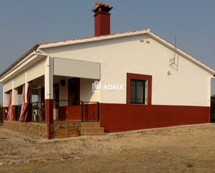 Vista exterior de Casa o xalet en venda en Cáceres Capital amb Terrassa