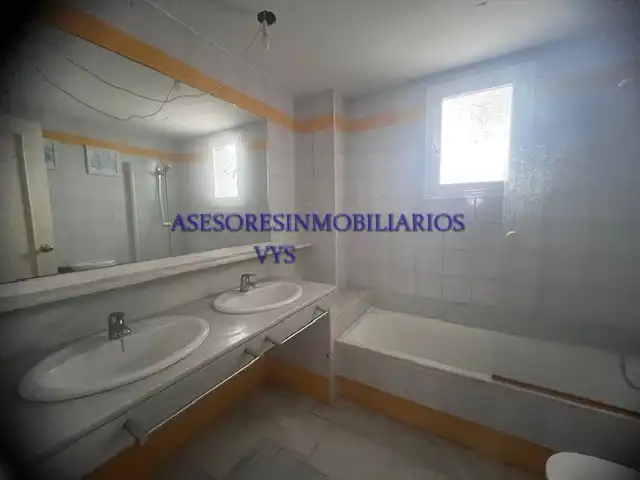 Bany de Casa o xalet en venda en Bollullos de la Mitación amb Jardí privat, Terrassa i Piscina