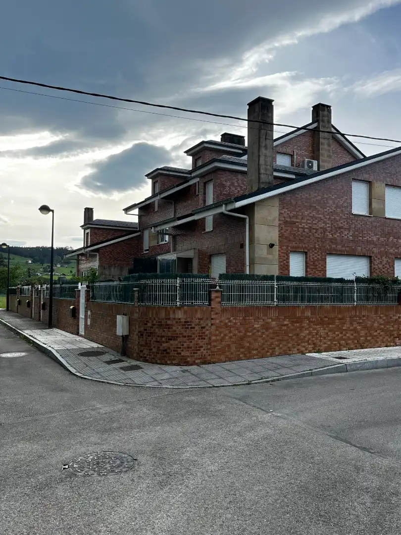 Vista exterior de Casa adosada en venta en Torrelavega  con Calefacción, Terraza y Trastero