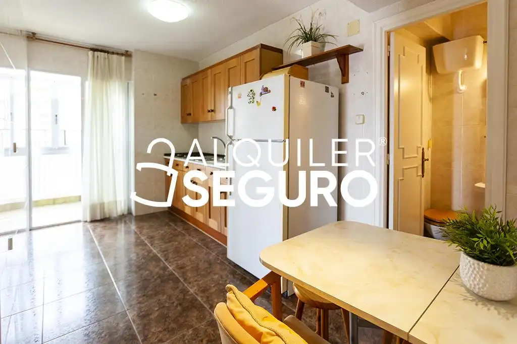 Cuina de Pis de lloguer en Madrid amb Calefacció, Terrassa i Moblat