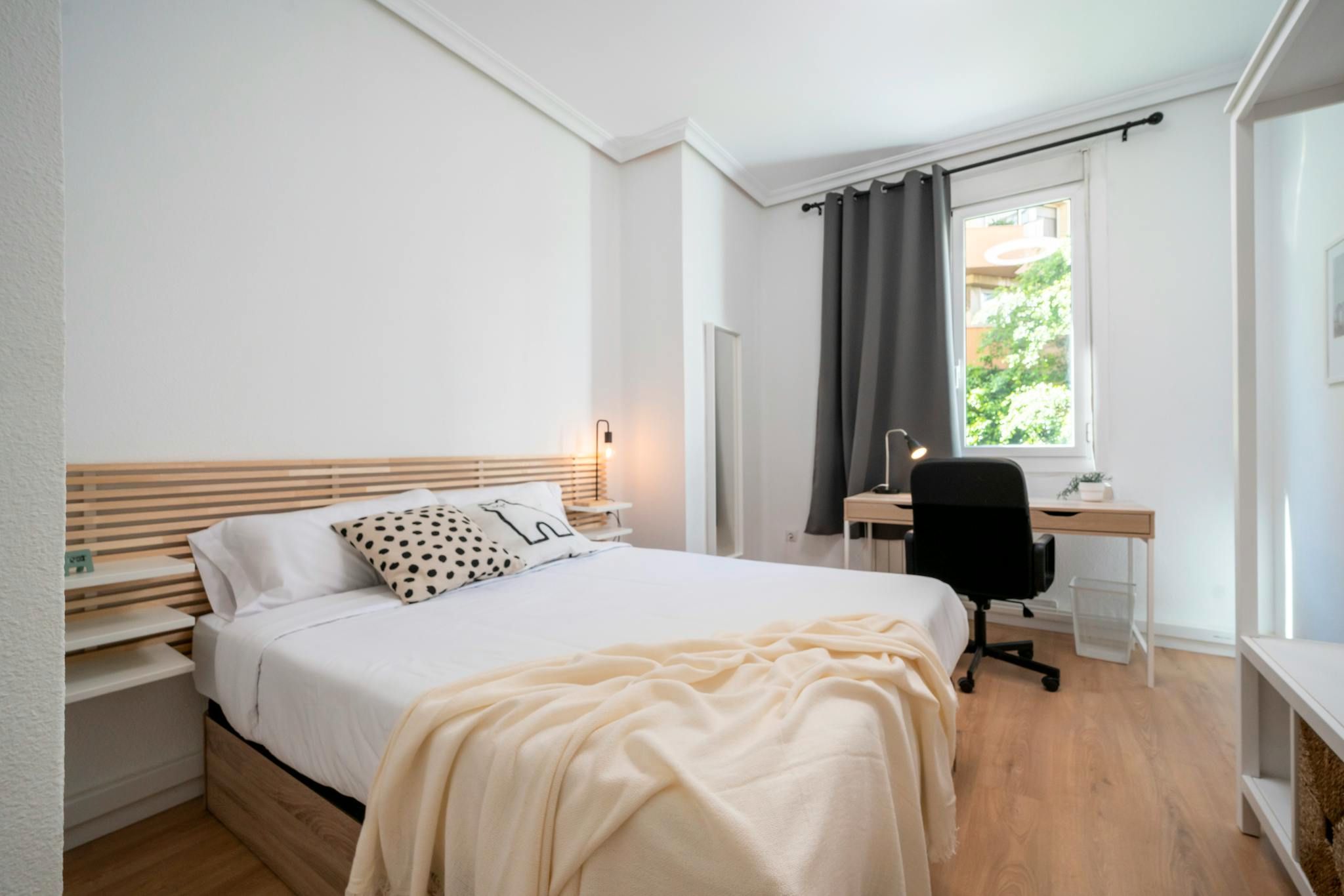 Bedroom of Flat to share in  Valencia Capital  with Washing machine