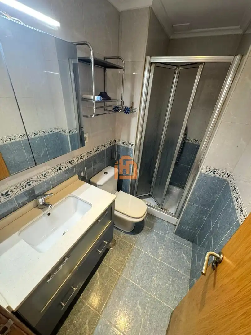 Baño de Apartamento en venta en León Capital  con Calefacción y Trastero
