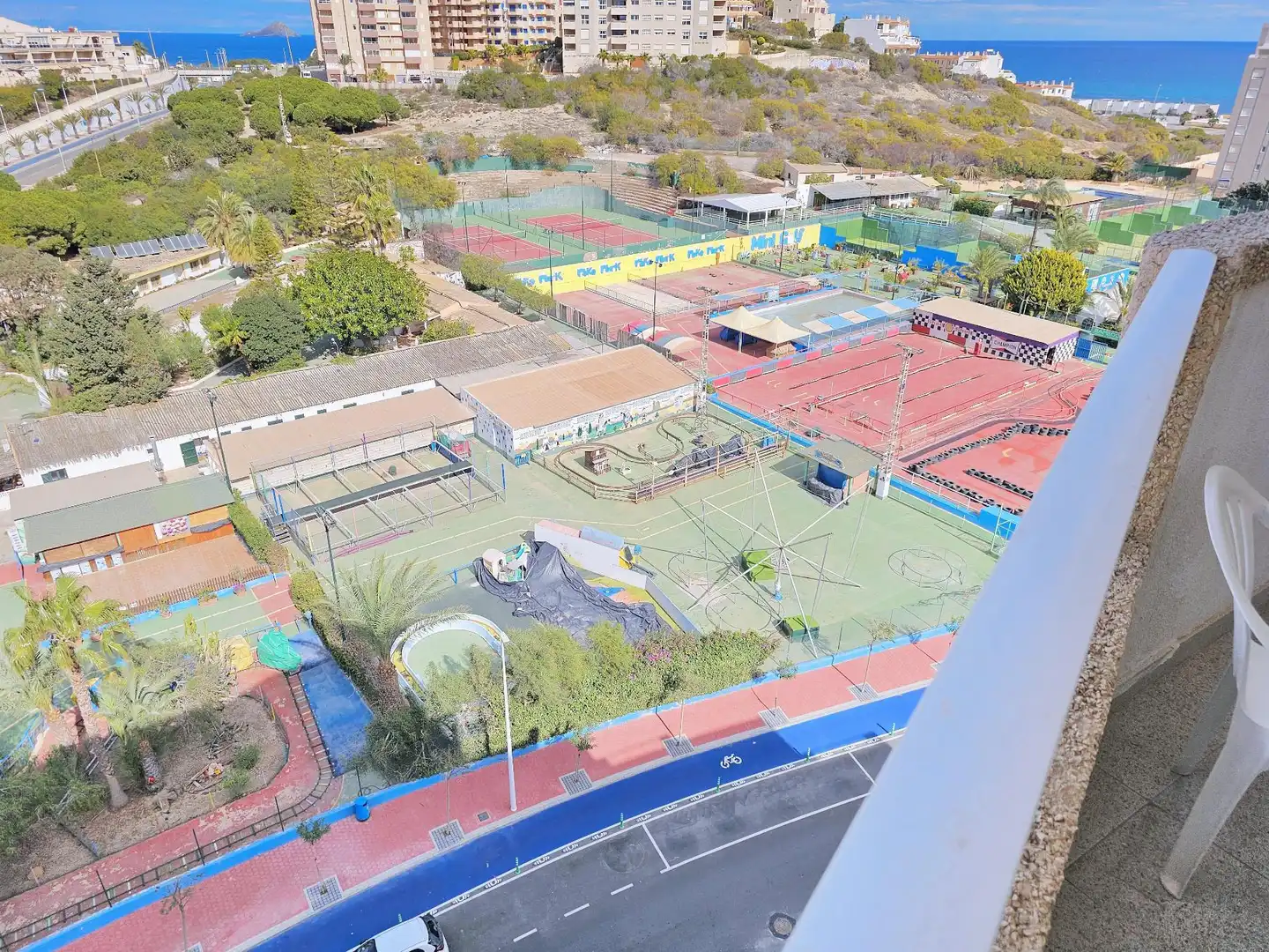 Vista exterior de Apartamento de alquiler en La Manga del Mar Menor con Terraza y Piscina