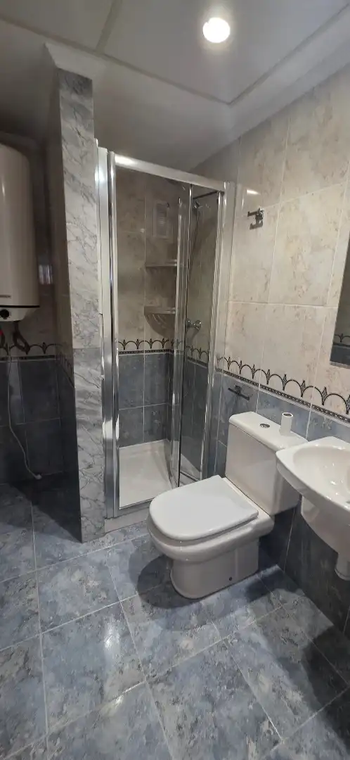 Badezimmer von Wohnung zur Miete in Mislata mit Klimaanlage, Abstellraum und Ofen