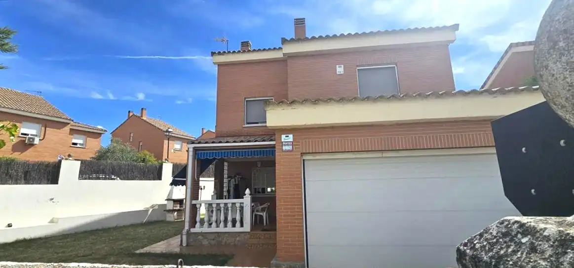 Exterior view of Houses for sale in Moraleja de Enmedio