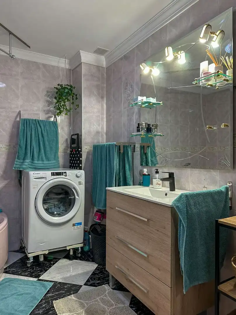 Baño de Piso de alquiler en Vélez de Benaudalla con Aire acondicionado, Terraza y Amueblado