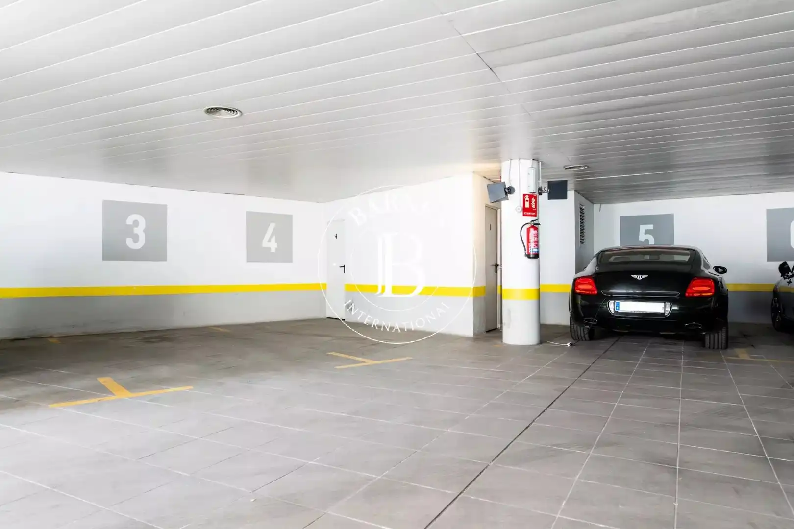 Parkplatz von Wohnung zur Miete in Madrid mit Klimaanlage, Heizung und Privatgarten