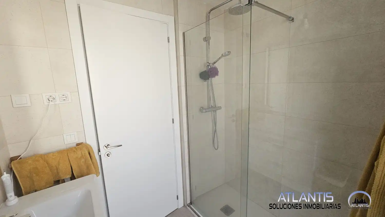 Bathroom of Flat for sale in Sevilla  with Air Conditioner, Heating and Community pool