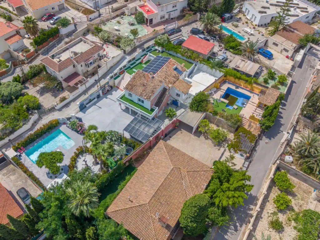 Vista exterior de Casa o xalet en venda en El Campello amb Aire condicionat, Jardí privat i Terrassa