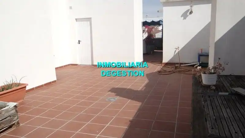 Terrasse von Dachboden zum Verkauf in Linares mit Klimaanlage, Heizung und Privatgarten