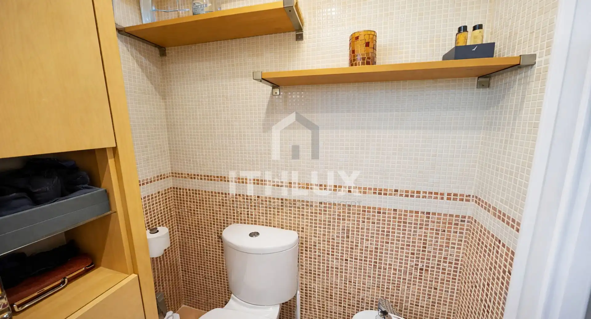 Bathroom of Flat for sale in Sevilla  with Air Conditioner and Terrace
