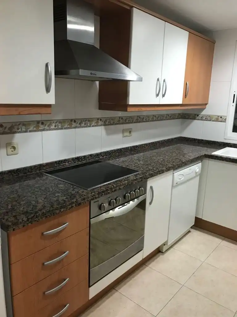 Cuina de Pis de lloguer en Valencia amb Aire condicionat, Calefacció i Moblat