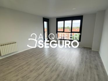 Flat with pool to rent in De España