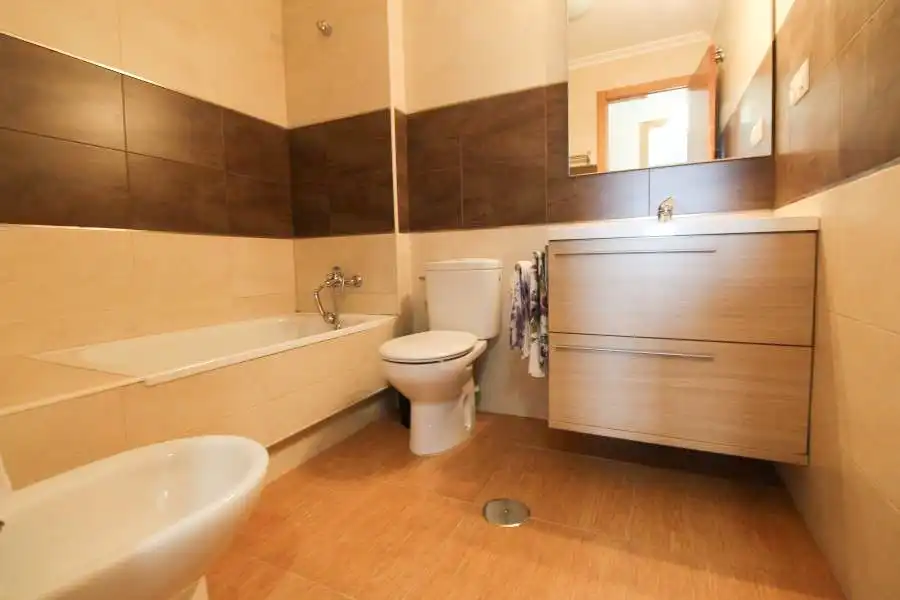 Bathroom of Flat for rent in Torrevieja  with Air Conditioner, Heating and Terrace