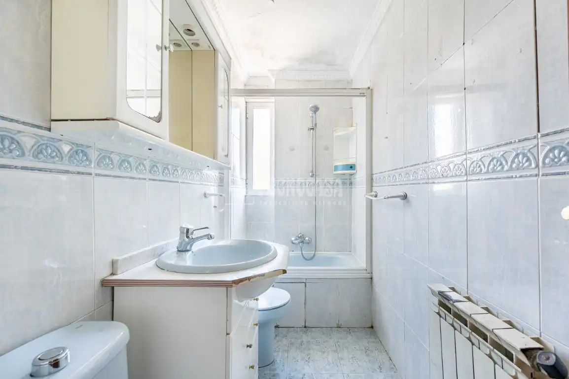 Baño de Piso en venta en Madrid con Calefacción y Trastero