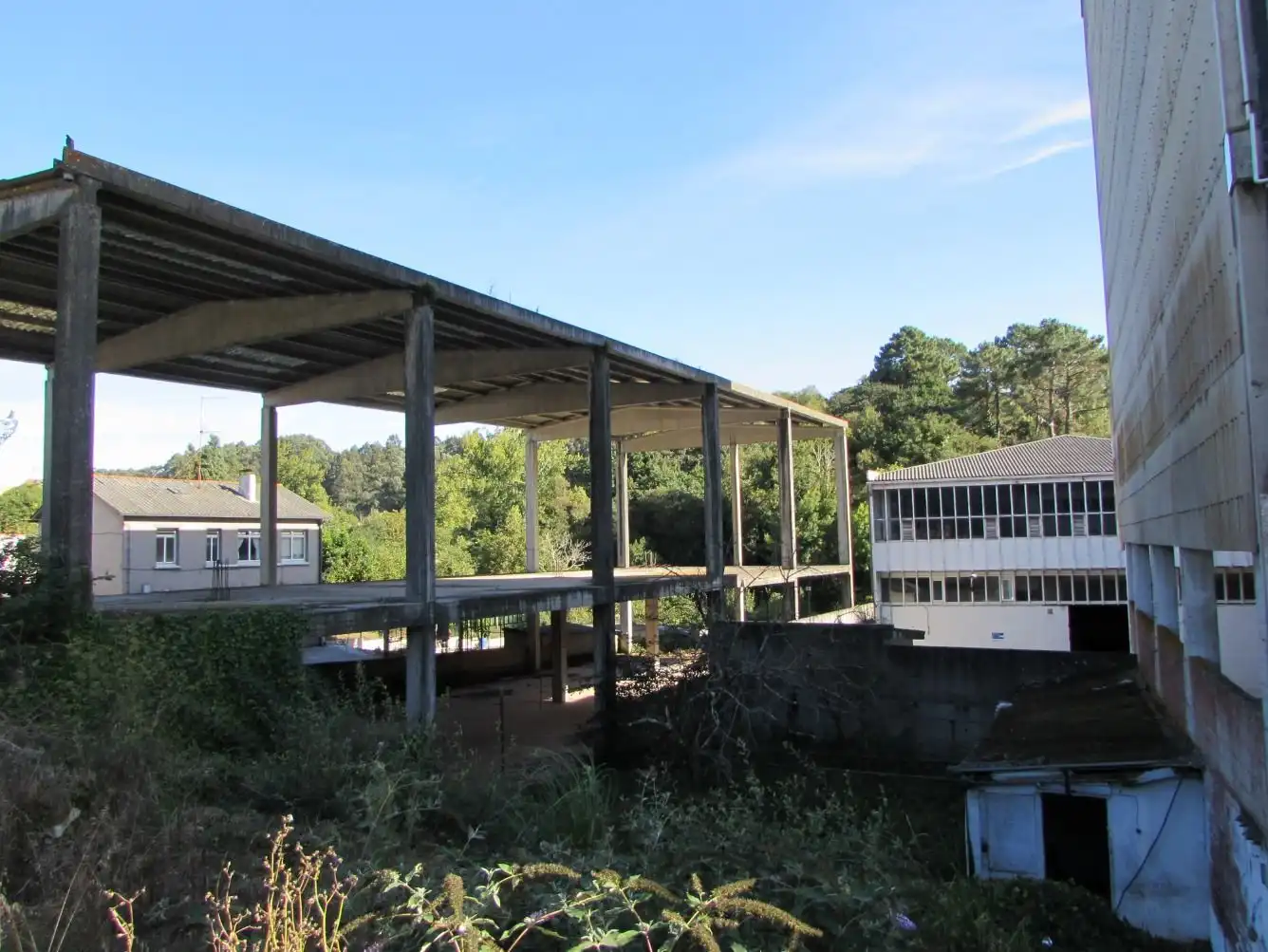 Außenansicht von Fabrikhallen zum Verkauf in Oleiros