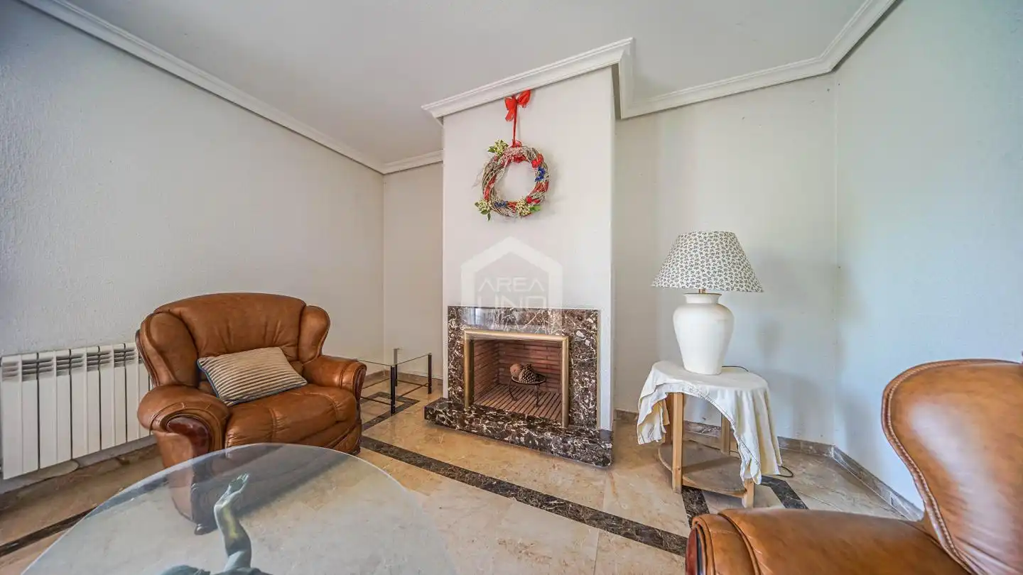 Sala de estar de Casa adosada en venta en Villaviciosa de Odón con Calefacción, Jardín privado y Parquet
