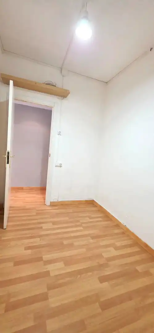 Schlafzimmer von Wohnung zum Verkauf in Barcelona mit Ofen, Balkon und Alarm