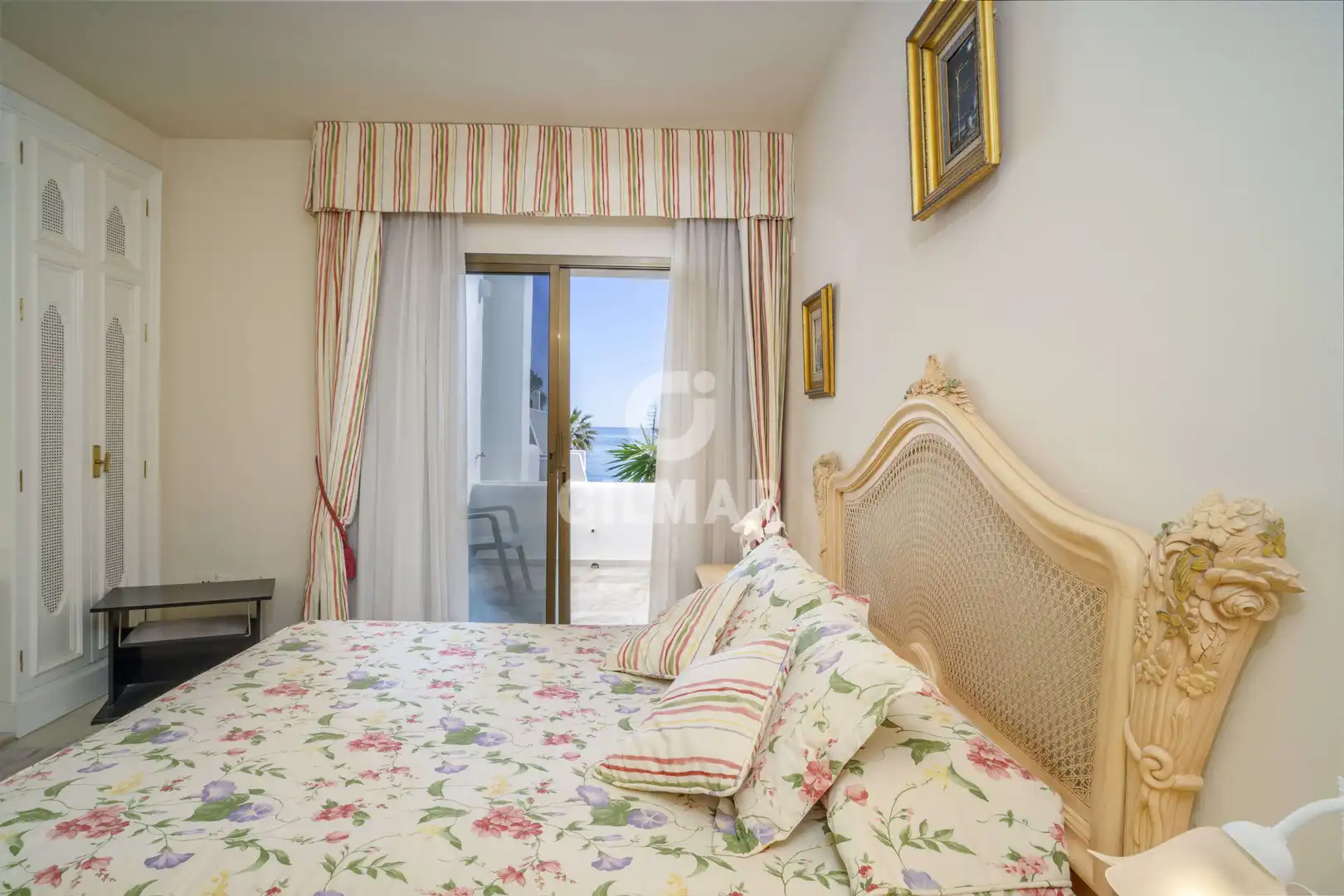 Schlafzimmer von Einfamilien-Reihenhaus zum Verkauf in Marbella mit Heizung, Privatgarten und Schwimmbad