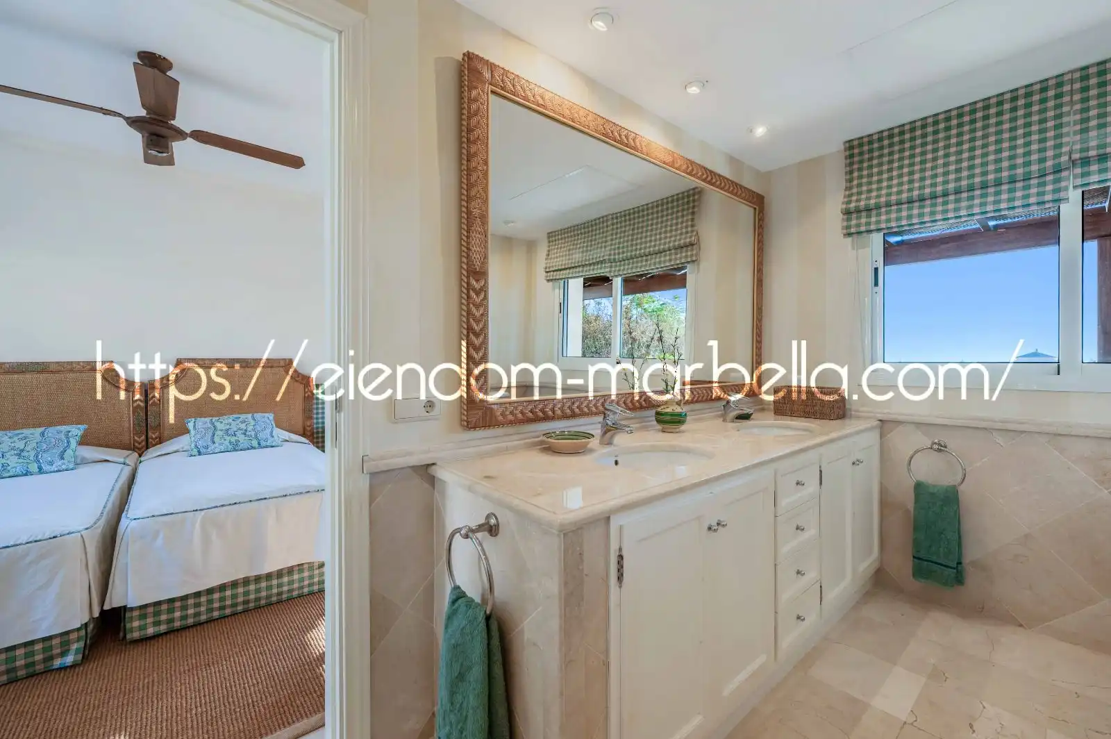 Badezimmer von Haus oder Chalet zum Verkauf in Marbella mit Klimaanlage, Heizung und Privatgarten