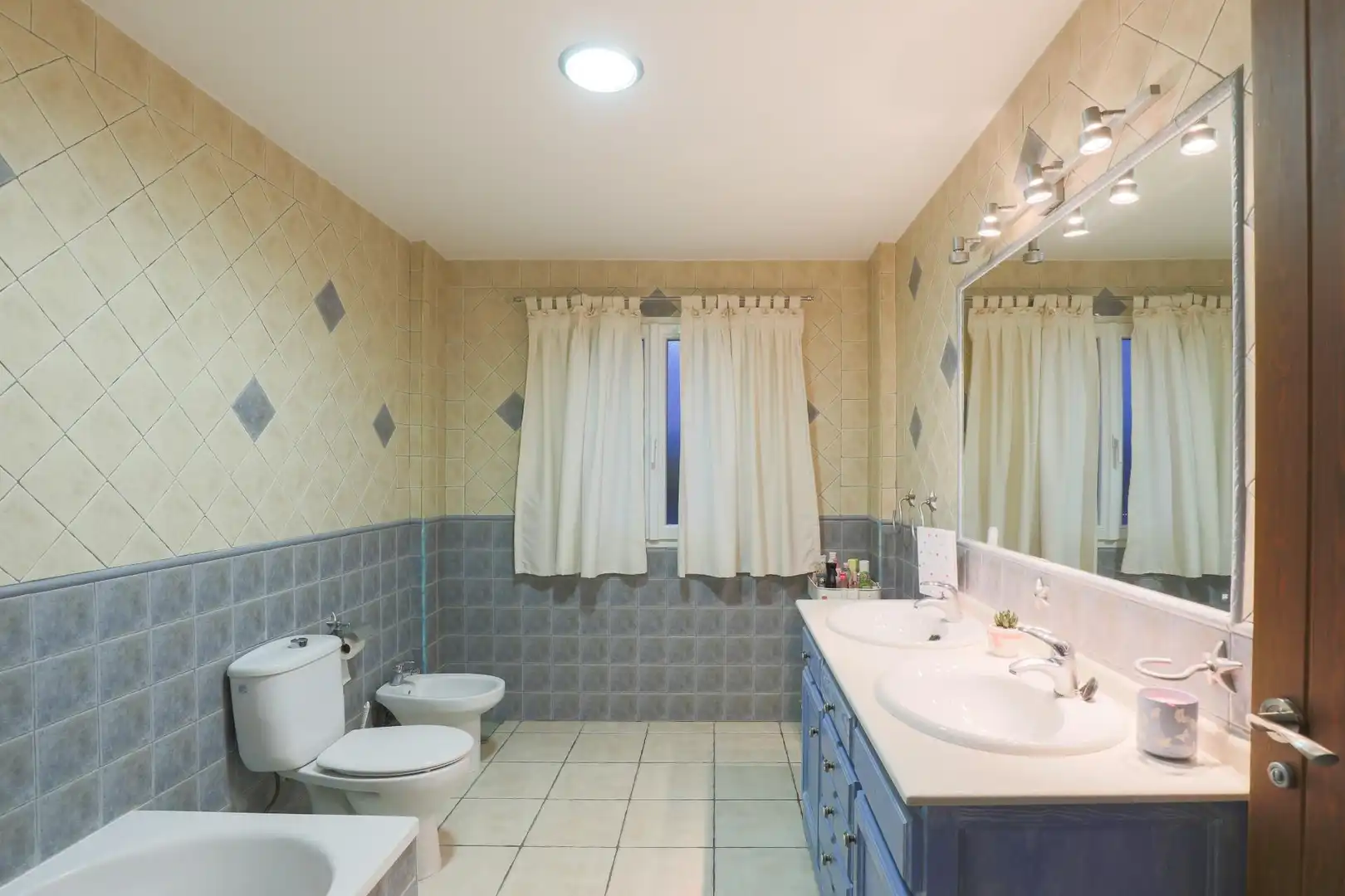 Badezimmer von Haus oder Chalet zum Verkauf in Padul mit Klimaanlage, Heizung und Privatgarten