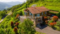 Vista exterior de Casa o xalet en venda en Zarautz amb Aire condicionat, Terrassa i Balcó