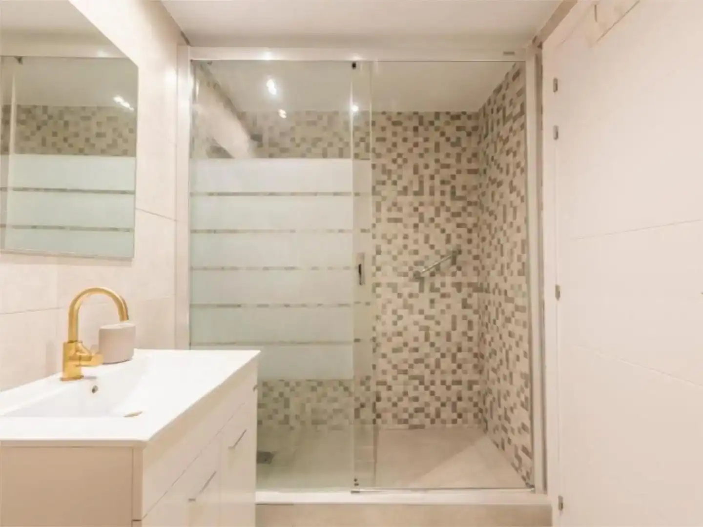 Badezimmer von Wohnung zur Miete in Marbella mit Klimaanlage, Schwimmbad und Balkon