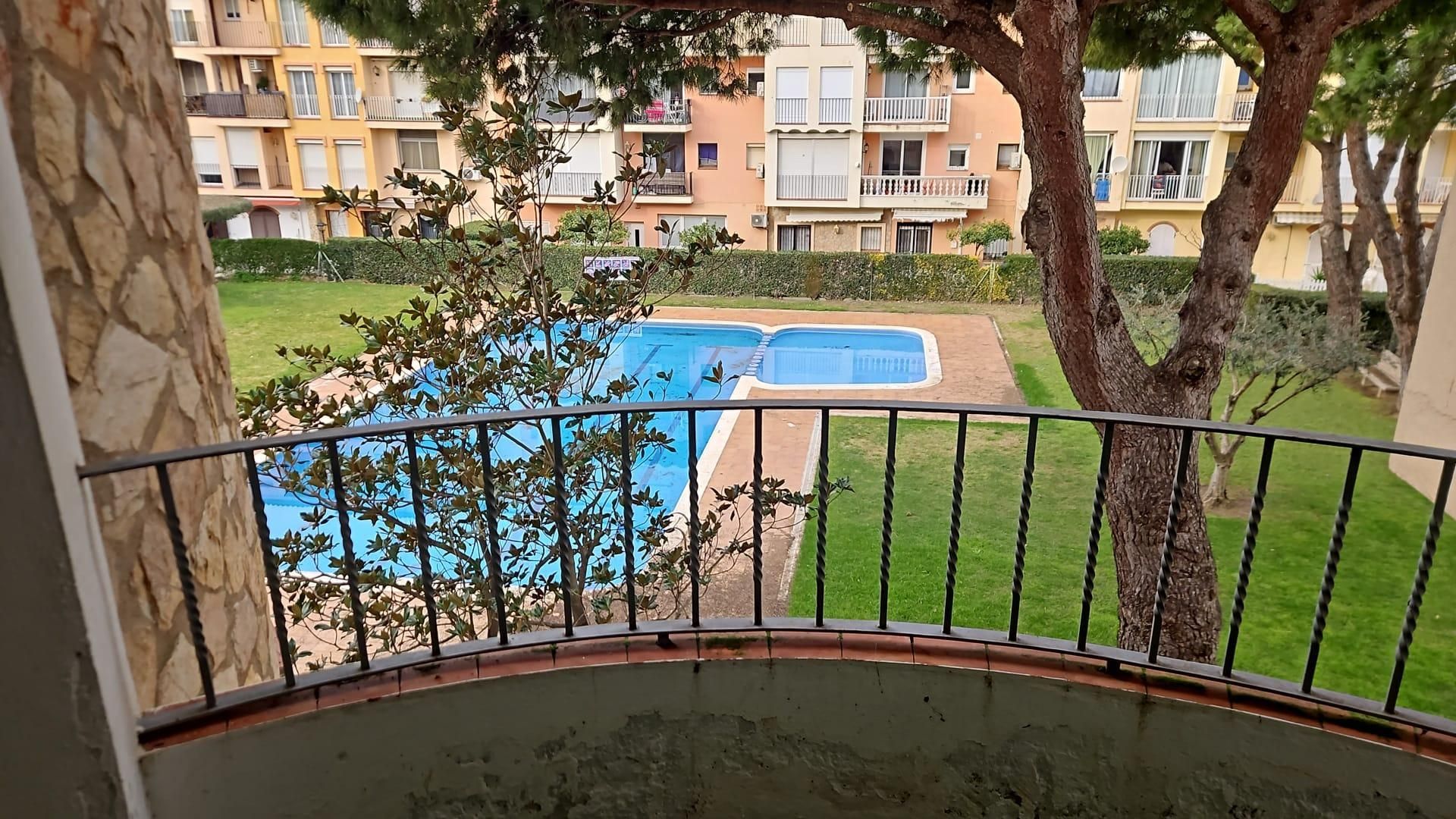 Piscina de Apartament en venda en Empuriabrava amb Terrassa, Balcó i Piscina comunitària