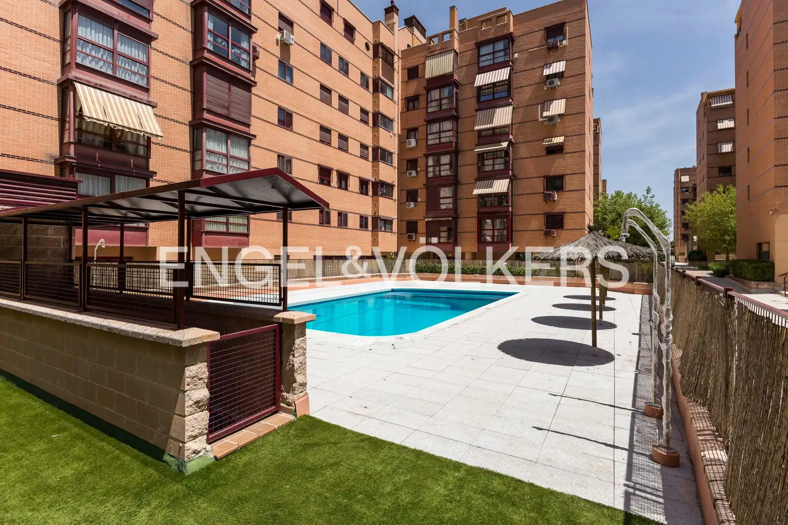 Piscina de Pis de lloguer en Madrid amb Aire condicionat, Calefacció i Jardí privat