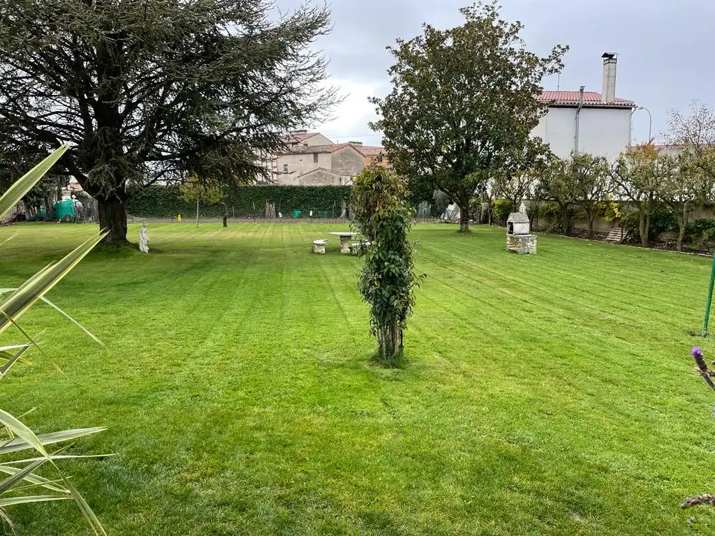 Casa o xalet en venda en Castañares de Rioja amb Calefacció, Jardí privat i Parquet