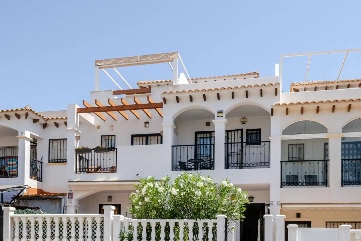 Vista exterior de Casa adosada en venda en Orihuela amb Aire condicionat, Calefacció i Piscina