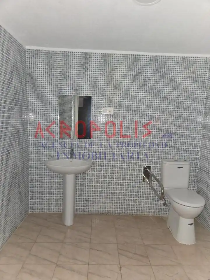 Local comercial en alquiler en Calle Martin Sarmiento Leon, imagen 4