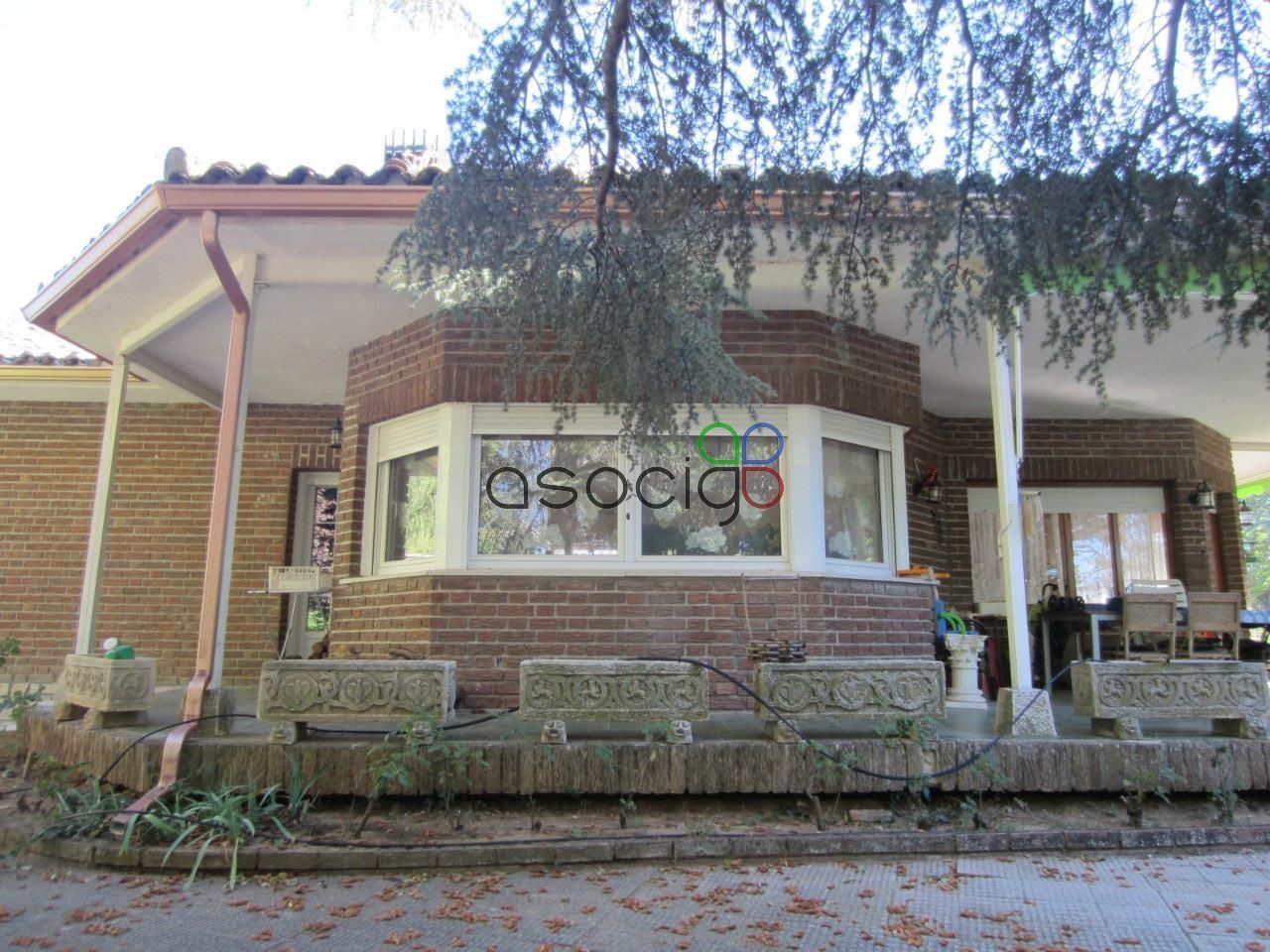 Vista exterior de Casa o xalet en venda en Chiloeches amb Calefacció, Piscina i Moblat